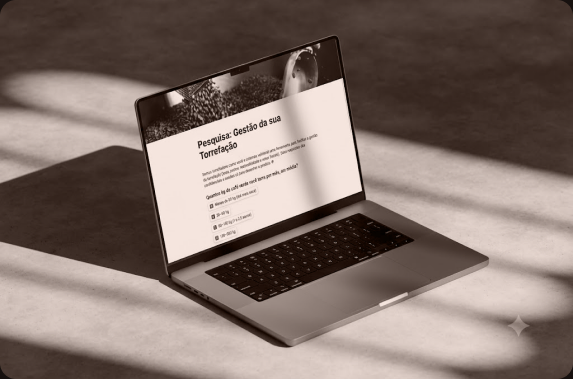 Laptop exibindo o sistema Cafra
